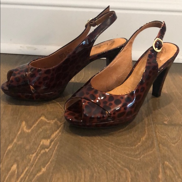 Clark’s Artisan Peep Toe Heels - Picture 3 of 5